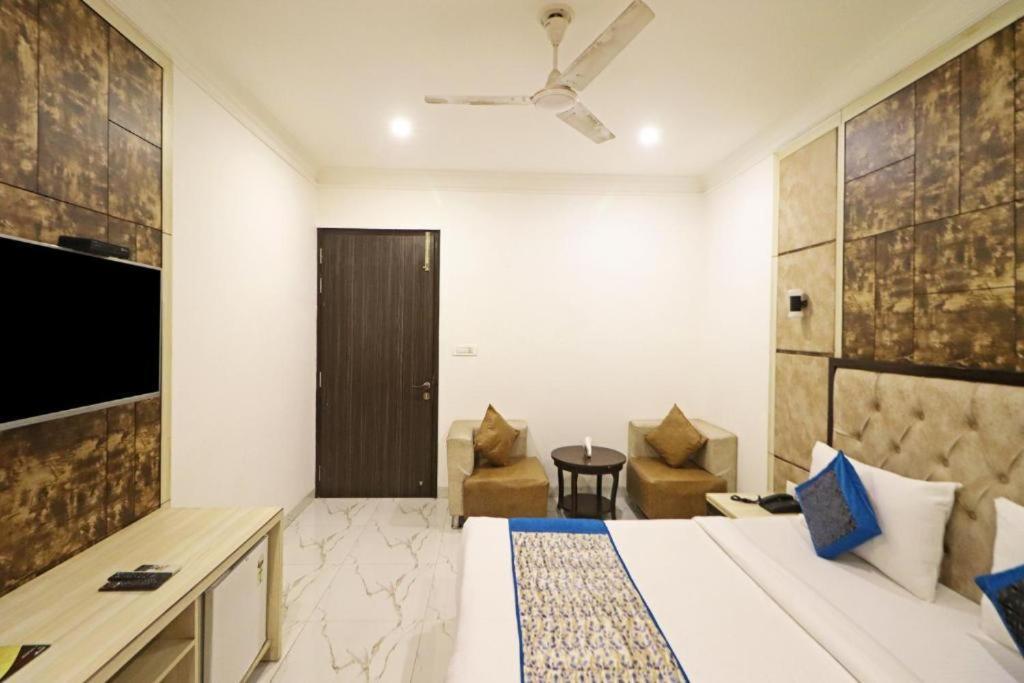 Hotel Almora Sky Near By Delhi International Airport With - Free Airport Pickup And Drop Yeni Delhi Dış mekan fotoğraf