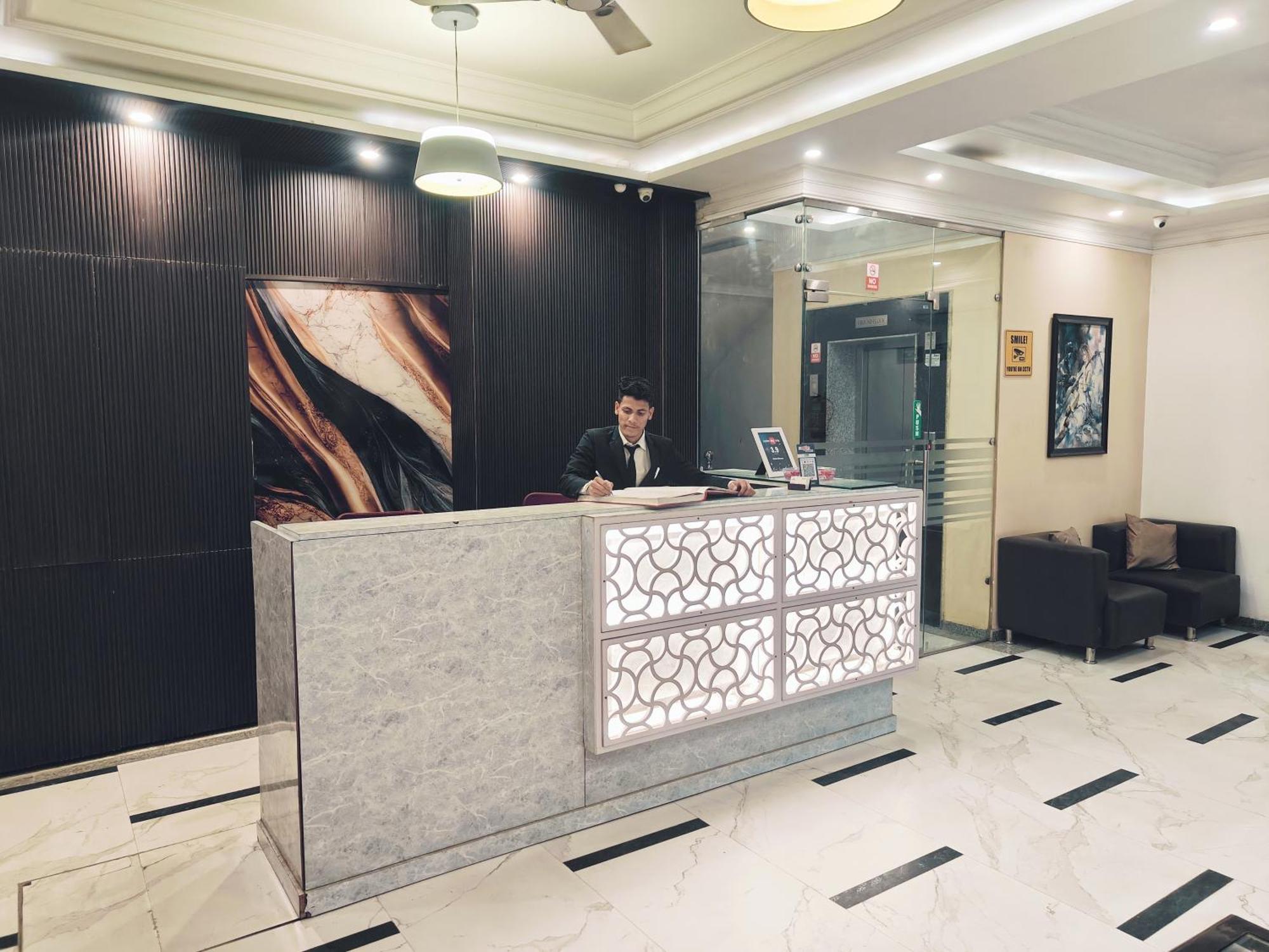 Hotel Almora Sky Near By Delhi International Airport With - Free Airport Pickup And Drop Yeni Delhi Dış mekan fotoğraf